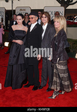 Angelina Jolie, Ehemann Billy Bob Thornton und Richie Sambora und Frau Heather Locklear kommt an der 59th Golden Globes Awards im Beverly Hilton in Los Angeles. Am 20. Januar 2002. Angelina Jolie und Billy Bob Thornton Schauspieler, Schauspielerin, Premiere, Berühmtheit-fall, Ankunft, Vertikal, Filmindustrie, Prominente, Bestof, Kunst, Kultur und Unterhaltung, topix Stockfoto