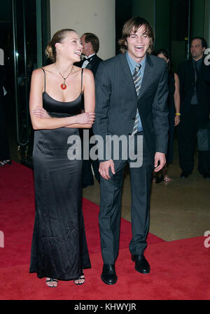 Estelle Warren und Ashton Kutcher im Hollywood Movie Awards bei der Ankunft im Beverly Hilton in Los Angeles. Oktober 7, 2002. kutcherashton warrenest 46. Schauspieler, Schauspielerin, Premiere, Berühmtheit-fall, Ankunft, Vertikal, Filmindustrie, Prominente, Bestof, Kunst, Kultur und Unterhaltung, topix ashton kutcher und Freunde Stockfoto