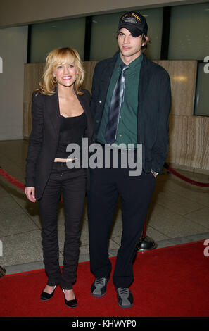 Brittany Murphy und Ashton Kutcher anreisen, bei der Premiere von drehte sich der Pazifik Cinerama Dome Theater in Los Angeles. 17. März 2003 murphybrittany kutchera013. Schauspieler, Schauspielerin, Premiere, Berühmtheit-fall, Ankunft, Vertikal, Filmindustrie, Prominente, Bestof, Kunst, Kultur und Unterhaltung, topix ashton kutcher und Freunde Stockfoto