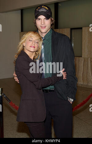 Brittany Murphy und Ashton Kutcher anreisen, bei der Premiere von drehte sich der Pazifik Cinerama Dome Theater in Los Angeles. 17. März 2003 murphybrittany kutchera014. Schauspieler, Schauspielerin, Premiere, Berühmtheit-fall, Ankunft, Vertikal, Filmindustrie, Prominente, Bestof, Kunst, Kultur und Unterhaltung, topix ashton kutcher und Freunde Stockfoto