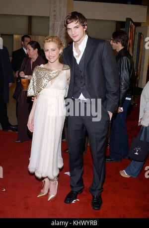 Brittany Murphy und Ashton Kutcher anreisen, die Premiere von 'Just Married' im Pacific Cinerama Dome in Los Angeles. 8. Januar 2003. murphybrittany kutcheras 01.Schauspieler, Schauspielerin, Premiere, Berühmtheit-fall, Ankunft, Vertikal, Filmindustrie, Prominente, Bestof, Kunst, Kultur und Unterhaltung, topix ashton kutcher und Freunde Stockfoto