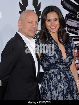 Bruce Willis und Frau Emma heming Das verschleissteil exklusive Welt Sneek Preview an der Chinese Theatre in Los Angeles. Stockfoto