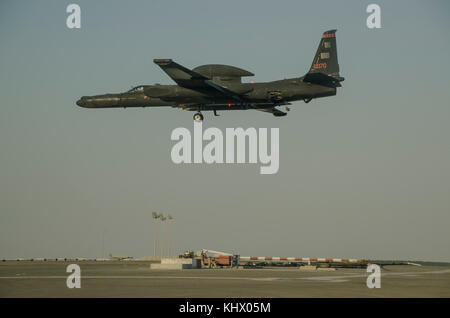 Eine U-2 Dragon Lady Pilot bereitet auf der Landebahn von Al Dhafra Air Base, Vereinigte Arabische Emirate, Nov. 16, 2017 zu landen. Die U-2 sind auf der 9. Aufklärung Flügel, Beale Air Force Base, Kalifornien, aber gedreht auf die operativen Abteilungen weltweit. (U.S. Air National Guard Foto: Staff Sgt. Colton Elliott) Stockfoto