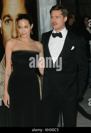 Angelina Jolie und Brad Pitt - Der seltsame Fall des Benjamin Button Premiere auf dem Westwood Village in Los Angeles. AngelinaJolie PittBrad 23 ein. Schauspieler, Schauspielerin, Premiere, Berühmtheit-fall, Ankunft, Vertikal, Filmindustrie, Prominente, Bestof, Kunst, Kultur und Unterhaltung, Topix Stockfoto