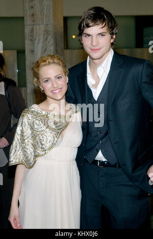 Brittany Murphy und Ashton Kutcher die Premiere von "Ankunft Just Married' im Pacific Cinerama Dome in Los Angeles. 8. Januar 2003. 03 Brittany Murphy ashton kutcher 03.Schauspieler, Schauspielerin, Premiere, Berühmtheit-fall, Ankunft, Vertikal, Filmindustrie, Prominente, Bestof, Kunst, Kultur und Unterhaltung, topix ashton kutcher und Freunde Stockfoto