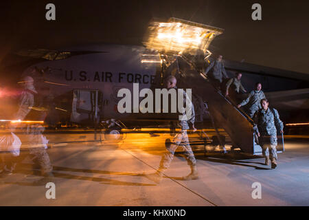 Us-Soldaten, die 285 medizinische Gesellschaft, Ohio Army National Guard zugeordnet nach Hause kommen aus Puerto Rico Nov. 16, 2017, Rickenbacker Air National Guard Base, Ohio. Sie Über 2.000 Patienten während der fast sechs Wochen der Bereitstellung von Hilfe nach Hurrikan Maria unterstützt. (U.S. Air National Guard Foto von Senior Master Sgt. Ralph Branson) Stockfoto