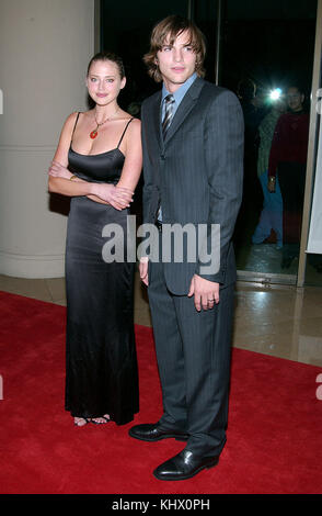 Estelle Warren und Ashton Kutcher im Hollywood Movie Awards bei der Ankunft im Beverly Hilton in Los Angeles. Oktober 7, 2002. kutcherashton warrenest 45. Schauspieler, Schauspielerin, Premiere, Berühmtheit-fall, Ankunft, Vertikal, Filmindustrie, Prominente, Bestof, Kunst, Kultur und Unterhaltung, topix ashton kutcher und Freunde Stockfoto