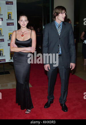 Estelle Warren und Ashton Kutcher im Hollywood Movie Awards bei der Ankunft im Beverly Hilton in Los Angeles. Oktober 7, 2002. kutcherashton warrenest 47. Schauspieler, Schauspielerin, Premiere, Berühmtheit-fall, Ankunft, Vertikal, Filmindustrie, Prominente, Bestof, Kunst, Kultur und Unterhaltung, topix ashton kutcher und Freunde Stockfoto