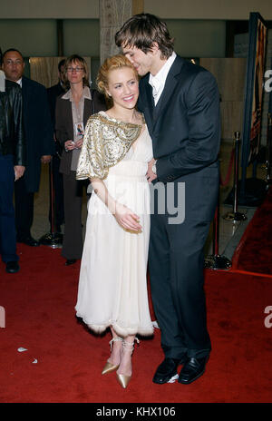 Brittany Murphy und Ashton Kutcher anreisen, die Premiere von 'Just Married' im Pacific Cinerama Dome in Los Angeles. 8. Januar 2003. murphybrittany kutcheras 12.Schauspieler, Schauspielerin, Premiere, Berühmtheit-fall, Ankunft, Vertikal, Filmindustrie, Prominente, Bestof, Kunst, Kultur und Unterhaltung, topix ashton kutcher und Freunde Stockfoto