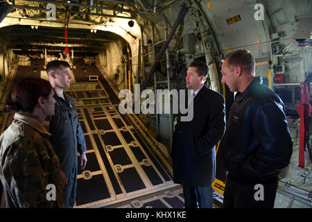 Flieger aus der 193 Special Operations Squadron, sprechen mit Tom Mehaffie, von 106 Bezirk des Commonwealth, während eine Basis tour Nov. 17, 2017, an der 193 Special Operations Wing, Middletown, Pennsylvania. Flieger von der 193 SOS unterrichtete Mehaffie auf die Mission und die Funktionen des 193. SOW wie er EG-130J der Einheit Commando Solo und EG-130 SJ (Super J) Flugzeug bereiste. (U.S. Air National Guard Foto: Staff Sgt. Tony Harfe/Freigegeben) Stockfoto