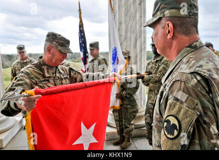 Brig. General Daniel Christian, der Kommandant des 412. Theateringenieurs Command, entrollt seine neue zwei-Sterne-Flagge in seiner Beförderung und seinem Eid und seiner Amtszeremonie. Christian wurde zum Rang eines Generalmajors befördert und übernahm offiziell die Leitung in einer besonderen Übernahme der Befehlszeremonie, November 18, am Illinois Monument im Vicksburg National Battlefield Park, Vicksburg, Ms. Christian kommt von der 95. Ausbildungsdivision und Assistant Division Commander in Fort Sill, Okla., um Maj. Gen. Tracy Thompson als Kommandant der TEC zu ersetzen. Stockfoto