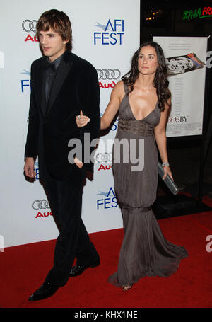 Ashton Kutcher und Demi Moore bei der Ankunft im Bobby Premiere auf der Chinese Theatre in Los Angeles. in voller Länge mooredemi kutcherashton 108. Schauspieler, Schauspielerin, Premiere, Berühmtheit-fall, Ankunft, Vertikal, Filmindustrie, Prominente, Bestof, Kunst, Kultur und Unterhaltung, topix ashton kutcher und Demi Moore, Stockfoto