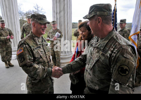 Brig. Gen. Daniel Christ, 412 Theater Ingenieur Befehl des kommandierenden Generals wurde in den Rang eines Generalmajor befördert und offiziell übernahm in einem speziellen Annahme des Befehls Zeremonie, 07.11.18, an der Illinois Monument, das sich in der Vicksburg National Battlefield Park, Vicksburg, Ms Christian stammt aus dem 95. Abteilung Weiterbildung und Assistentin Abteilung Kommandant von Fort Sill, Okla. Generalmajor Tracy Thompson als Kommandeur der TEC zu ersetzen. Stockfoto