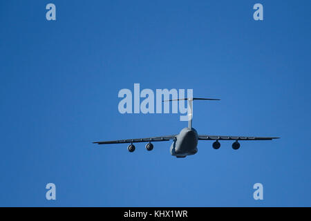Ein US-C-5M Super Galaxy zur 22 Airlift Squadron zugewiesen ist, weg von der Travis Air Force Base, Calif., Nov. 18, 2017. Die C-5 wurde beauftragt U.S Navy undersea rescue Fähigkeiten nach Argentinien zu liefern bei der Suche nach Argentinien Navy submarine A.R.A San Juan zu erleichtern. Air Mobility Command Flugzeuge sind die Bereitstellung von Ausrüstung und Know-how Partner Nation zu unterstützen. (U.S. Air Force Foto von Master Sgt. Joey Swafford) Stockfoto