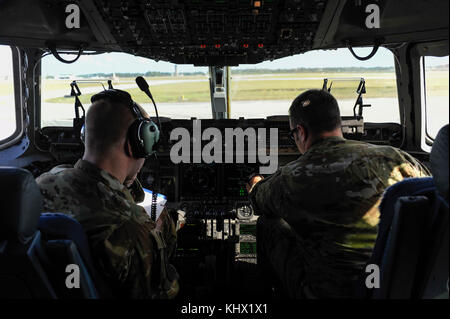 Maj. Benjamin Buxton, rechts und 1 Lt Casey Larson, Links, 16 Airlift Squadron, 437Th Airlift Wing Piloten, führen Sie Preflight Checks vor einer Mission von Such- und Rettungsaktionen in Argentinien, Nov. 18, 2017 zu unterstützen. Gemeinsame Basis von Charleston Bemühungen helfen Hilfe für die Suche und Rettung der A.R.A. San Juan, einem argentinischen Marine u-Boot verschwundene November 15, 2017. Als Teil der Unterstützung, zwei C-17 Globemaster III und einem C-5 M Super Galaxie aus Luft Mobilität Befehl Liefern benötigte Ausrüstung und Know-how Partner Nation zu unterstützen. Der erste Flug von Joint Base Charleston ist Stockfoto