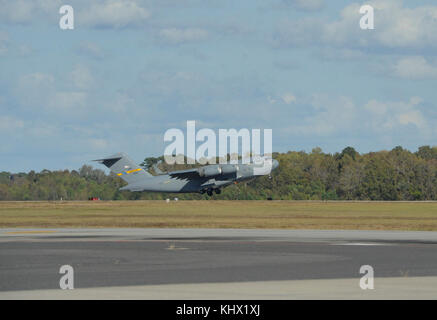 Eine C-17 Globemaster III Flugzeugen zieht aus Joint Base Charleston mit Ausrüstung für Argentinien, Nov. 18, 2017 vorangegangen. Gemeinsame Basis von Charleston Bemühungen helfen Hilfe für die Suche und Rettung der A.R.A. San Juan, einem argentinischen Marine u-Boot verschwundene November 15, 2017. Als Teil der Unterstützung, zwei C-17 Globemaster III und einem C-5 M Super Galaxie aus Luft Mobilität Befehl Liefern benötigte Ausrüstung und Know-how Partner Nation zu unterstützen. Der erste Flug von Joint Base Charleston ist eine Abschleppstange, einem Tunner 60K Aircraft Cargo Loader und drei Mitglieder der 437th Antenne Anschluss Squ Stockfoto