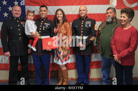 Brig General Michael Martin (ganz links), stellvertretender Generalkommandant des Marine Corps Forces Command, Sgt. Eubaldo Lovato, Silver Star Empfänger, und Sgt. Maj. Bryan Fuller, Combat Logistics Group 453 Sgt. Maj., Pose für ein Foto mit Lovatos Familie in Montrose, Colorado, 18. November 2017. Lovato erhielt eine Auszeichnung Upgrade, von seinem früheren Bronze Star, für seine heldenhaften Aktionen, während er als Truppenführer bei Company A, 1. Bataillon, 8. Marine Regiment, 1. Marine Division, während der Operation Al Fajr, Teil der Operation Iraqi Freedom, am 15. November 2004. Der Silver Star ist der dritthöchste P der Vereinigten Staaten Stockfoto