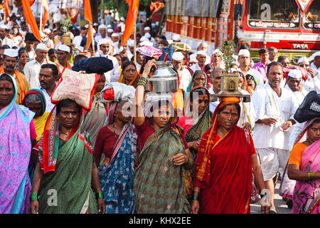 Pilger wandern, Pandharpur wari Yatra 2017, Pune, Maharashtra, Indien Stockfoto