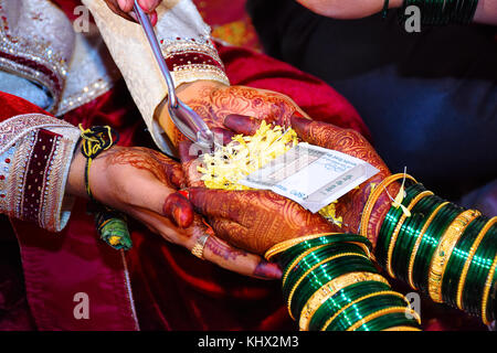 Braut und Bräutigam auf Haldi Zeremonie ein paar Tage vor einem hinduistischen Hochzeit Stockfoto