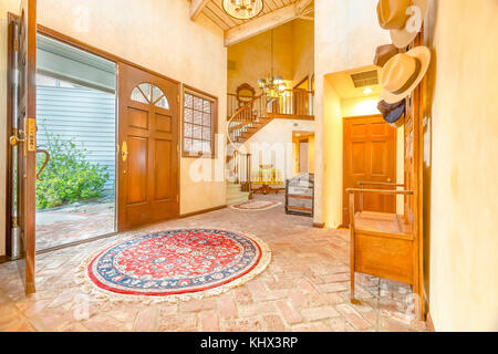 Schönen Eintrag, Foyer, und Wohnzimmer im Innenbereich im neuen Luxus Home: umfasst Steinböden und offenen Grundriss. Wunderbare Kalifornien in San dieg Stockfoto