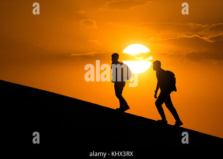 Silhouette der Wanderer, Menschen Seitenansicht zu Fuß auf dem Weg zu einer erfolgreichen Reise- und Erfolg Konzept. Stockfoto