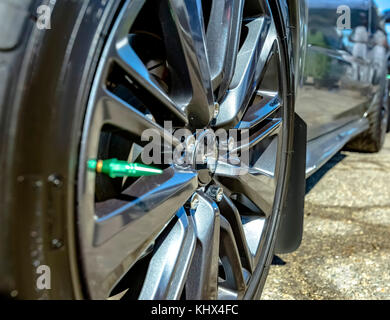 Nahaufnahmen von Chrom Felgen auf einem schwarzen Auto. kundenspezifische Autos in Südkalifornien Sommer 2017 Stockfoto