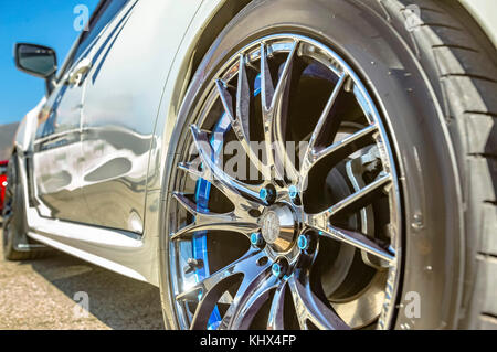 In der Nähe des Auto Felgen, Räder ohne Emblem Chrom Felgen und blauen Schrauben auf ein weißes Auto Autos in Südkalifornien von Ereignis des Tages Stockfoto