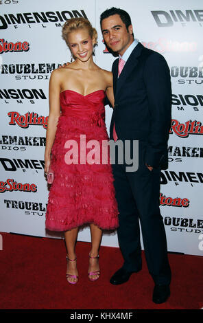 Jessica Alba und Freund der Ankunft in der Stadt der Sünde Premiere auf der nationalen Mann Theater in Los Angeles. 28. März 2005. Stockfoto