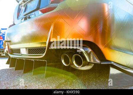 Orange Auto mit zwei Auspuffrohre auf Beton mit Linse Flair. kundenspezifische Autos in Südkalifornien Sommer 2017 Stockfoto