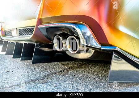 Orange Auto mit zwei Auspuffrohre auf Beton. kundenspezifische Autos in Südkalifornien Sommer 2017 Stockfoto