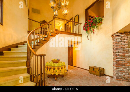 Spindeltreppe im rustikalen Eintrag eines luxuriösen Kalifornien Haus mit warmer Beleuchtung. Wunderbare Kalifornien in San Diego County. Immobilien w Stockfoto