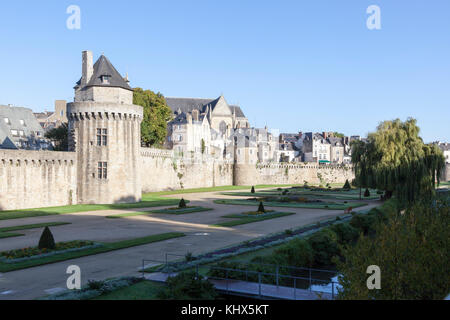 Die Wälle von Vannes an der Zeichnung mit dem Constable Turm, dem höchsten der Außenwände (Bretagne - Frankreich). Stockfoto