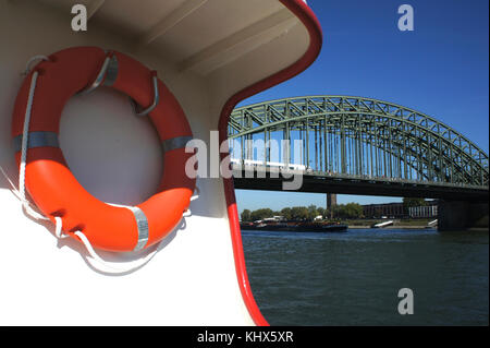 Blick von der Fähre über den Rhein auf die Hohenzollern Brücke. Eine Eisenbahnbrücke in Köln, Deutschland. Stockfoto