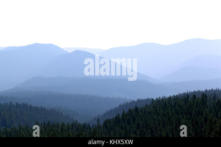 Cascade Mountains auf weißem Hintergrund Stockfoto