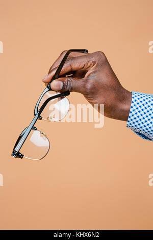 Männliche hand Gläser, isoliert Stockfoto