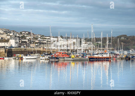 Boote und Segelboote vertäut in Falmouth Harbour Cornwall UK. Stockfoto