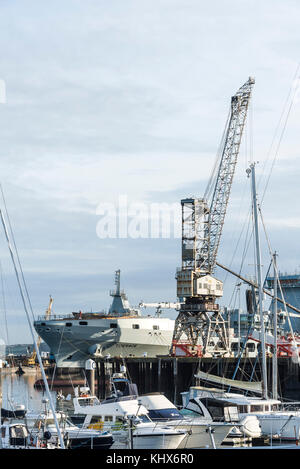 RFA Tiderace (A137) vertäut in Falmouth Docks für militärische Modifikation Cornwall UK. Stockfoto