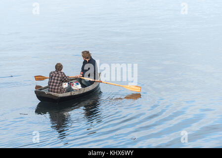 Zwei Männer Menschen in einem Ruderboot. Stockfoto