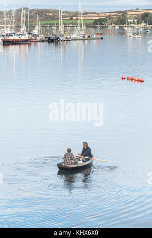 Zwei Männer Menschen in einem Ruderboot in Falmouth Harbour Cornwall UK. Stockfoto