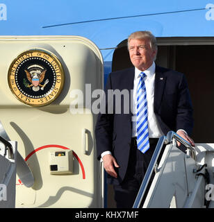 WEST PALM BEACH, FL - APRIL 13: US-Präsident Donald Trump kommt mit Air Force One am Palm Beach International Airport an, um am 13. April 2017 das Osterwochenende im Mar-a-Lago Resort in West Palm Beach, Florida zu verbringen. Präsident Trump hat zahlreiche Reisen in seine Heimat in Florida gemacht und nach Berichten hat über geschätzte 20 Millionen Dollar in seinen ersten 80 Tagen im Amt Menschen gekostet: Donald Trump Stockfoto