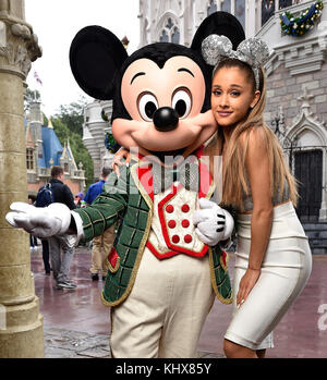 LAKE BUENA VISTA, FL - DEZEMBER 09: Ariana Grande bei der Aufnahme des Disney Parks 'Frozen Christmas Celebration' TV Special im Magic Kingdom Park im Walt Disney World Resort am 9. Dezember 2014 in Lake Buena Vista, Florida. Personen: Ariana Grande Stockfoto