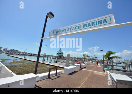 MIAMI BEACH, FL - 12. SEPTEMBER: (EXKLUSIVE ABDECKUNG) die Bewohner warteten Stunden, um über den Damm zu kommen, um nach einer obligatorischen Evakuierung nach South Beach zurückzukehren, nur um die Auswirkungen des extremen Hurrikans der Kategorie 5 Irma zu entdecken. Der Strand, Ocean Drive, Collins Ave, Miami Marina und sogar der Hafen von Miami, der immer voller Leute ist, Boote und Kreuzfahrtschiffe waren alle leer und hatten fast eine erie-Ruhe, als Millatary Black Falk Helikopter die Strände patrouillierten, als die Bewohner am 12. September 2017 in Miami Beach, Florida, zu ihrem Haus und Geschäft zurückkehrten Stockfoto