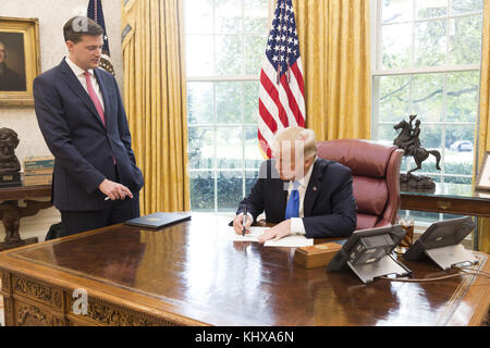 Präsident Donald J. Trumpf, wird durch Personal des Weißen Hauses Sekretär Rob Porter, Mittwoch, 25. Oktober 2017 im Oval Office im Weißen Haus in Washington, D.C., als er unterzeichnet ein Memorandum des Präsidenten eine neue drone Integration Pilotprogramm, die drone Integration in den nationalen Luftraum zu beschleunigen. Personen: Stockfoto