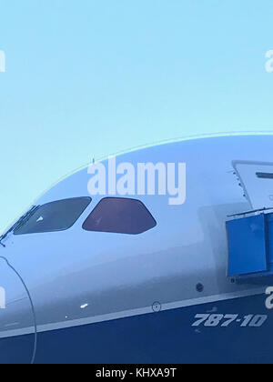 NORTH CHARLESTON, SC - FEBRUAR 17: US-Präsident Donald Trump nimmt am 17. Februar 2017 in North Charleston, South Carolina, eine Tour durch den Dreamliner 787-10 in Boeings South Carolina-Einrichtungen auf. Das Flugzeug beginnt noch in diesem Jahr mit der Flugprüfung und wird ab 2018 Personen an Flugkunden ausgeliefert: Präsident Donald Trump Stockfoto