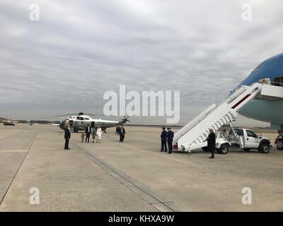 WASHINGTON, DC - FEBRUAR 17: Ivanka Trump geht mit ihrem Mann, dem Senior Advisor des Weißen Hauses Jared Kushner, auf Marine One zu, während sie am 17. Februar 2017 mit ihrem Vater Donald Trump in Washington, DC abreist. Präsident Trump reist nach South Carolina, um die Boeing-Werksleute zu besuchen: Präsident Donald Trump Stockfoto