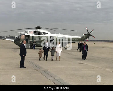 WASHINGTON, DC - FEBRUAR 17: Ivanka Trump geht mit ihrem Mann, dem Senior Advisor des Weißen Hauses Jared Kushner, auf Marine One zu, während sie am 17. Februar 2017 mit ihrem Vater Donald Trump in Washington, DC abreist. Präsident Trump reist nach South Carolina, um die Boeing-Werksleute zu besuchen: Präsident Donald Trump Stockfoto