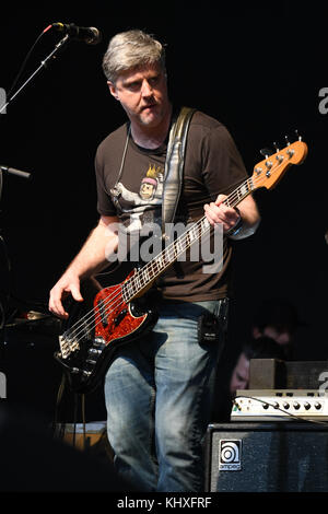 MIAMI GARDENS, FL - 11. FEBRUAR 2017: Millard Powers of Counting Crows tritt während der Miami Dolphins Cancer Challenge VII im Hard Rock Stadium in Miami Gardens, Florida auf Stockfoto