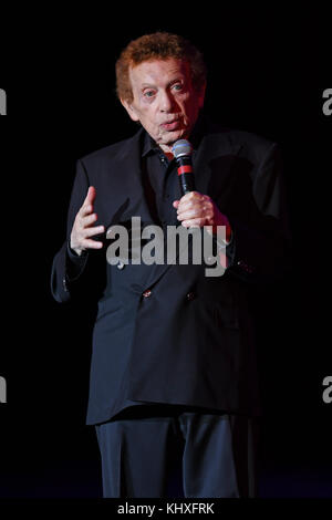 FORT LAUDERDALE, FL – 09. FEBRUAR: Jackie Mason tritt am 9. Februar 2017 im Parker Playhouse in Fort Lauderdale Florida auf Stockfoto