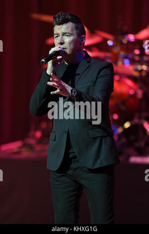 MIAMI, FL - 07. FEBRUAR 2017: Rick Astley tritt am 7. Februar im Adrienne Arsht Center in Miami, Florida auf People: Rick Astley Stockfoto