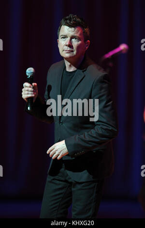 MIAMI, FL - 07. FEBRUAR 2017: Rick Astley tritt am 7. Februar im Adrienne Arsht Center in Miami, Florida auf People: Rick Astley Stockfoto